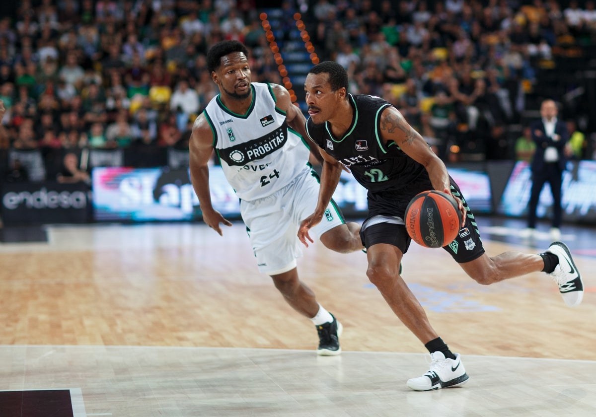 Álex Renfroe, manejando la pelota en un Bilbao Basket - Joventut