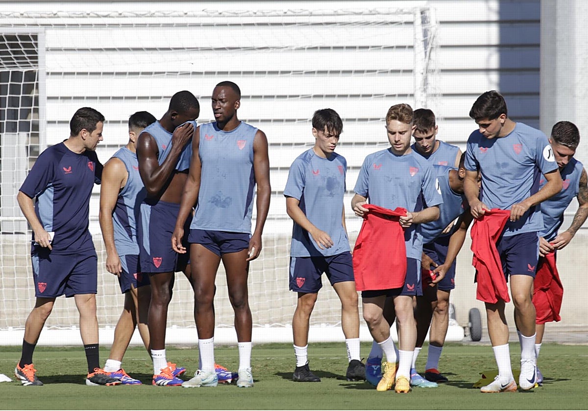 Los jugadores sevillistas, en un entrenamiento de esta semana en la ciudad deportiva