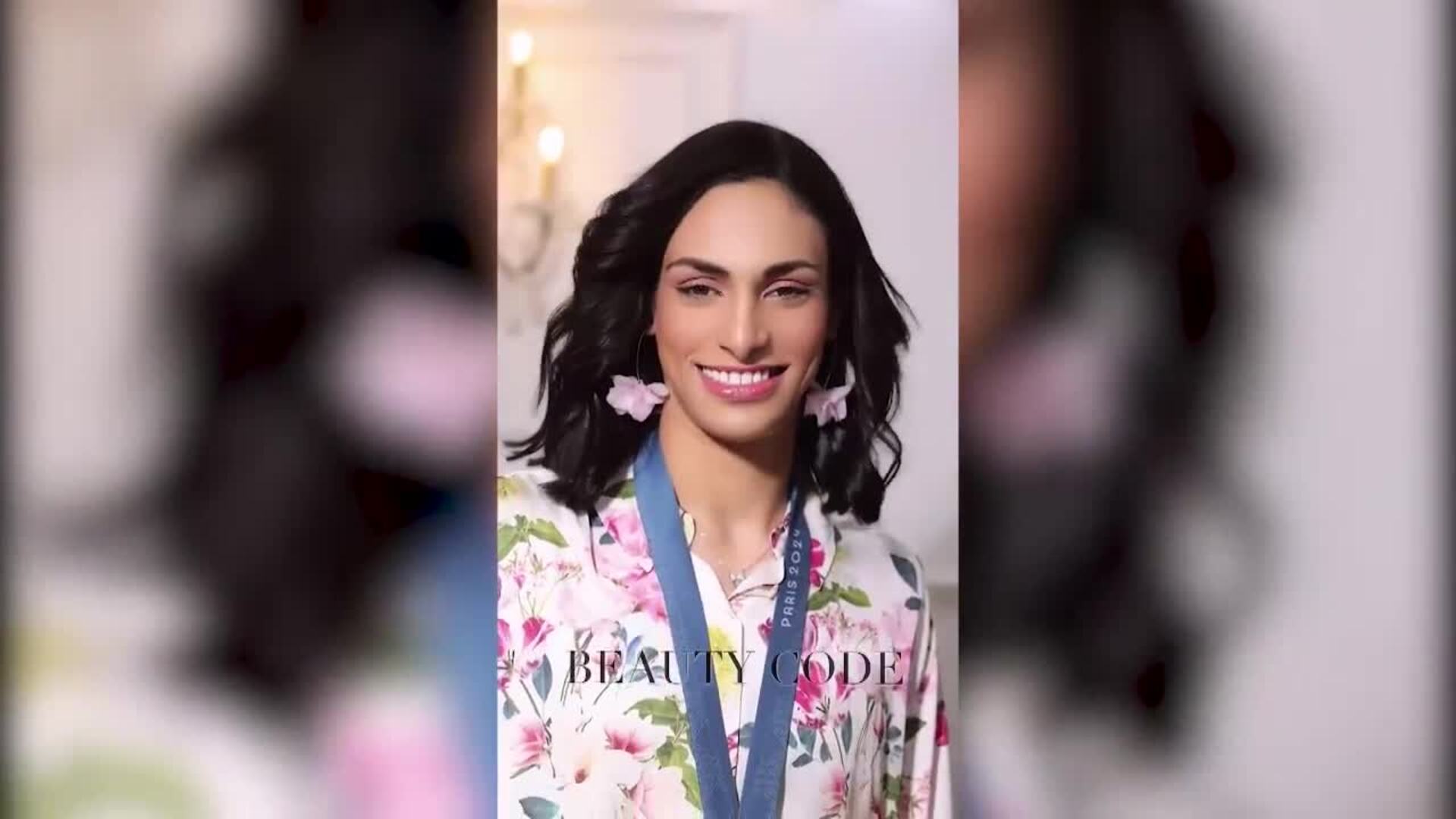 Imane Khelif posa con guantes de boxeo, medalla de oro y con renovada imagen