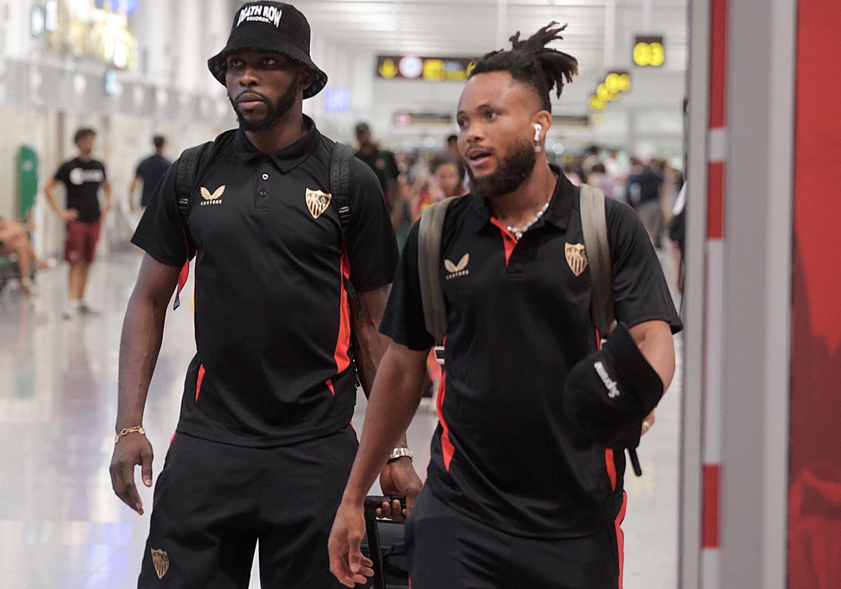 Iheanacho y Ejuke, en el aeropuerto de Sevilla