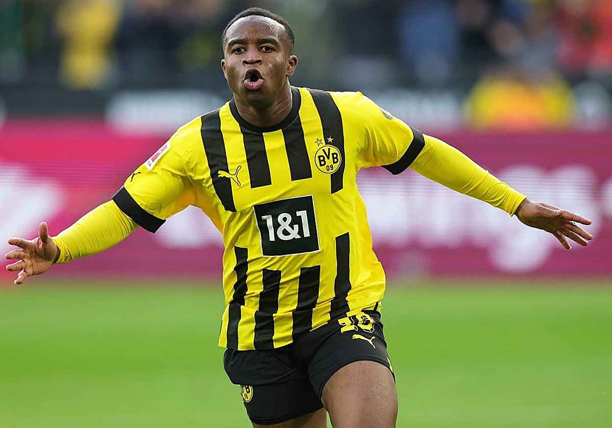 Youssoufa Moukoko celebra un gol con el Borussia Dortmund