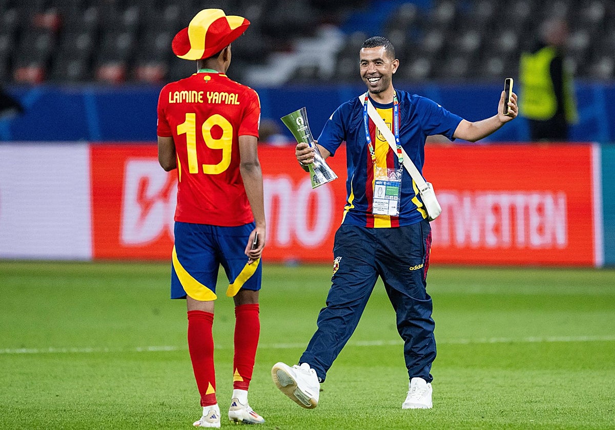 Lamine Yamal, junto a su padre, Mounir Nasraoui, tras la conquista de la Eurocopa