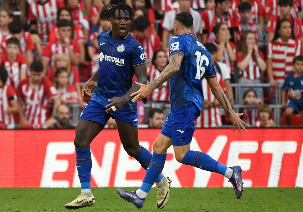 Christanus Uche celebran junto a Diego Rico su gol frente al Athletic