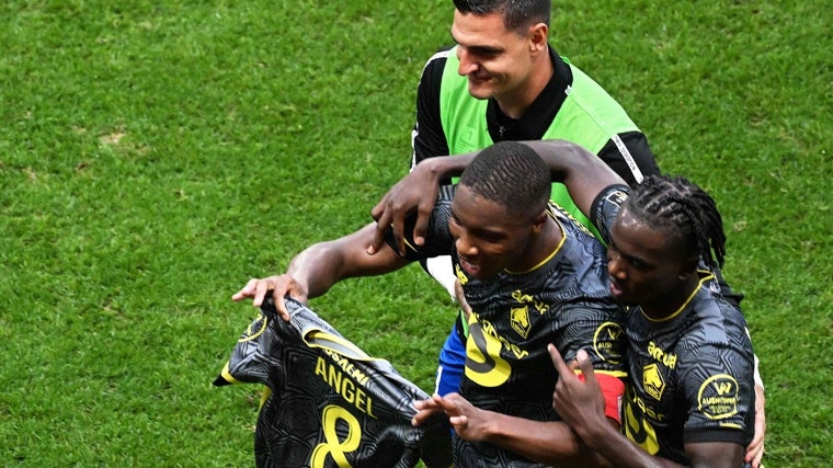 Diakite celebró el primer gol del Reims con la camiseta de Angel Gomes como dedicatoria