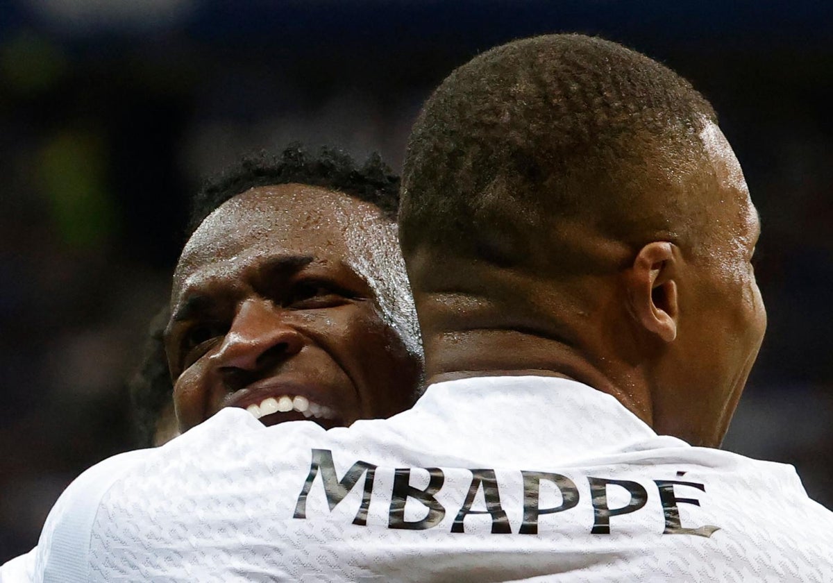 Mbappé y Vinicius celebran el tanto del francés en la Supercopa de Europa