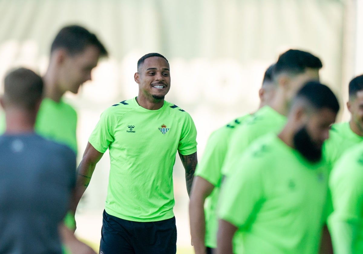 Natan de Souza sonríe ayer en su primer entrenamiento con el Real Betis