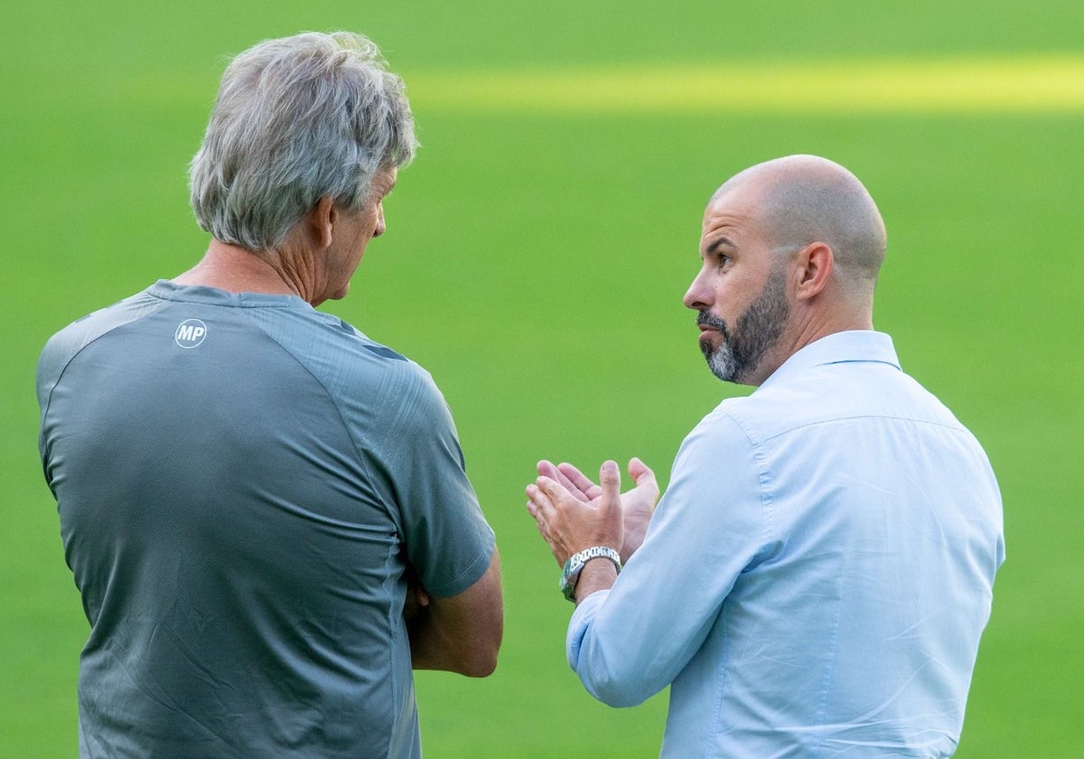 Manuel Pellegrini y Manu Fajardo dialogan en el entrenamiento previo al Betis - Girona