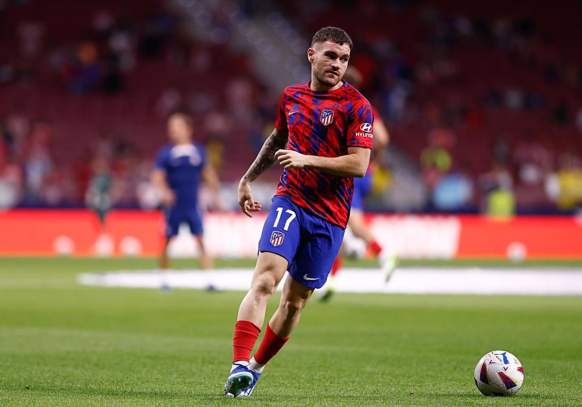 Javi Galán, durante un calentamiento con el Atlético de Madrid