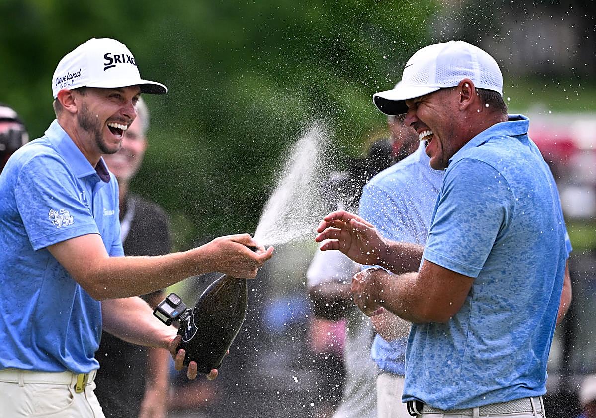 Brooks Koepka (d) celebra el triunfo en el LIV Golf Greenbrier junto a su equipo