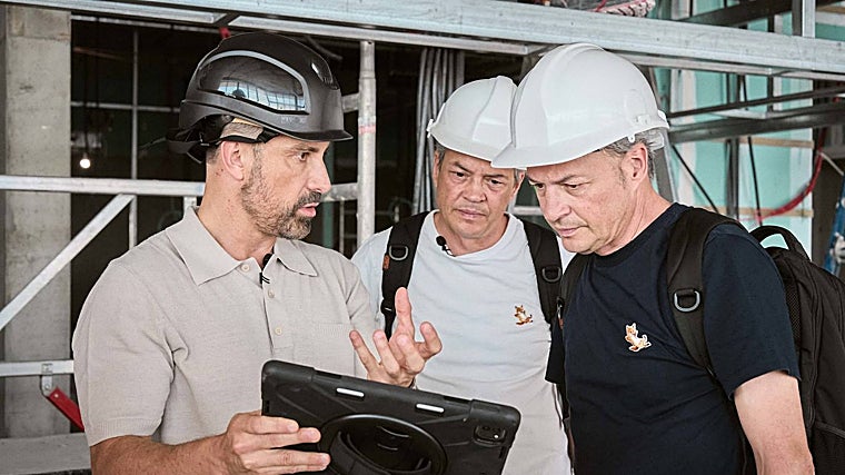 Los Hermanos Torres, durante las obras del restaurante El del Mar