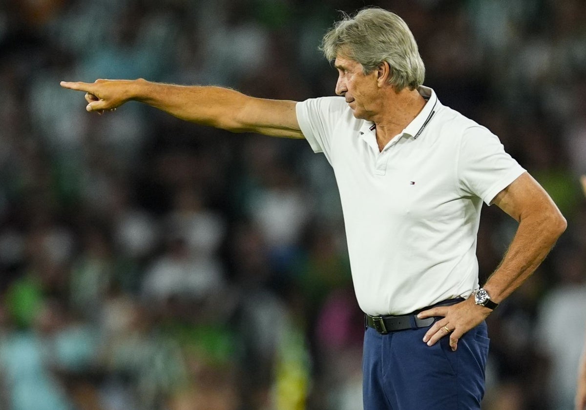 Manuel Pellegrini hace indicaciones a los jugadores del Betis durante el partido contra el Girona