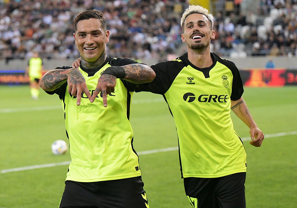 Rodri se acerca al Chimy Ávila para celebrar el gol del argentino ante el Kryvbas