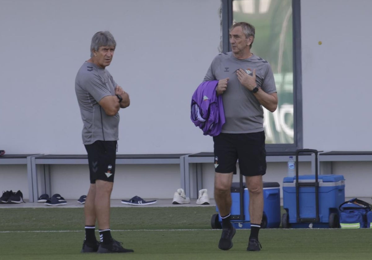 Manuel Pellegrini dialoga con su ayudante Rubén Cousillas en el entrenamiento de este sábado antes de viajar a Vitoria