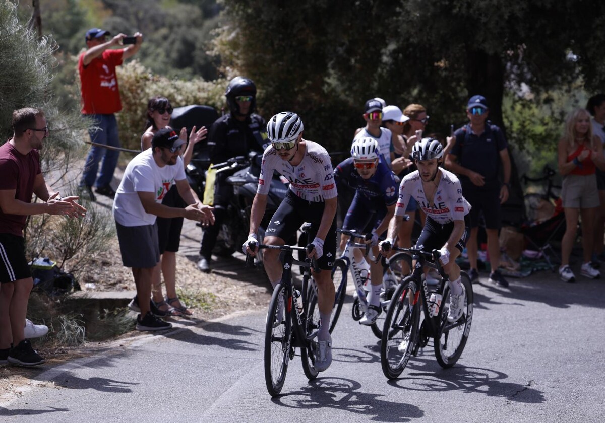 Jay Vine y Adam Yates, y el ciclista David Gaudu en la etapa 9