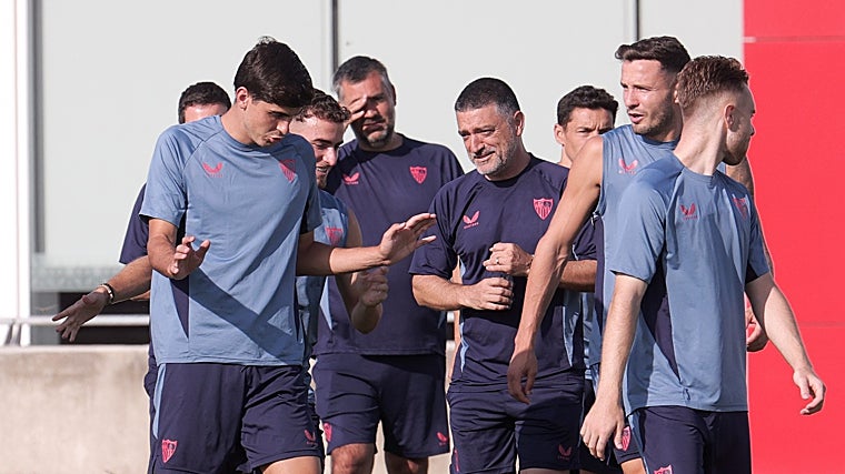 Juanlu, Pedrosa y Saúl dialogan ante la mirada de García Pimienta