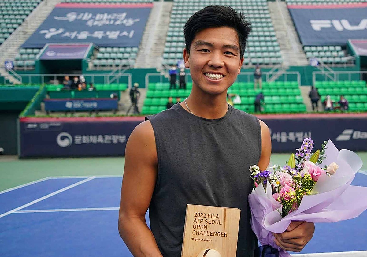 Li Tu, tras ganar su primer título challenger en 2022, un día después de enterrar a su madre