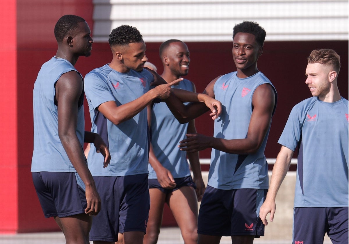 Los jugadores del Sevilla, en la sesión de trabajo de este lunes en la ciudad deportiva