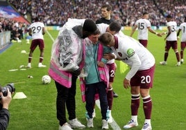 Al borde de la tragedia:  cede una valla en la celebración de un gol y un recogepelotas queda atrapado