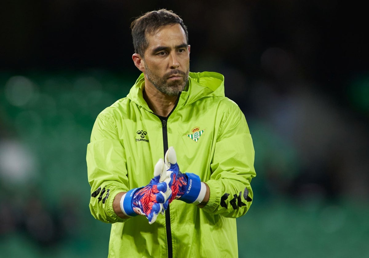 Claudio Bravo, en un calentamiento previo al Betis - Osasuna de la pasada temporada