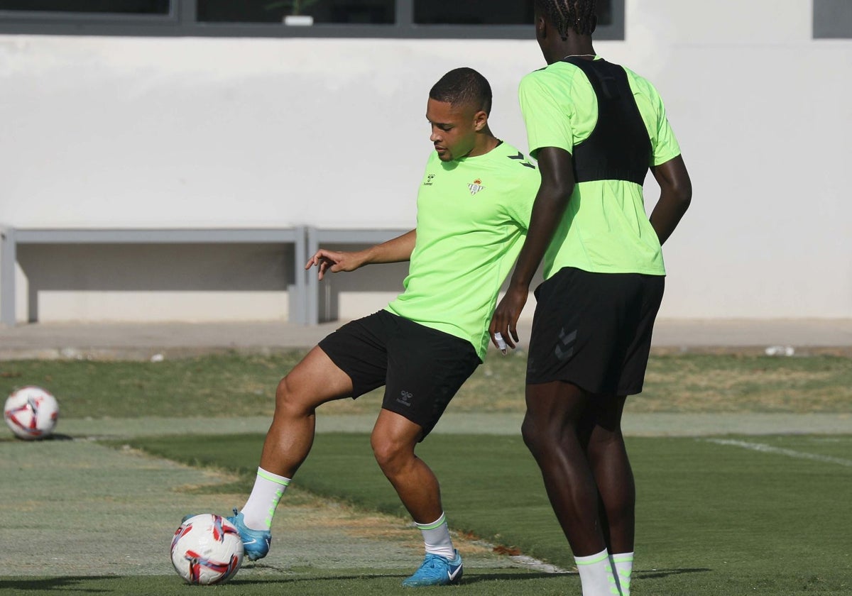 Vitor Roque pelotea con el balón en el entrenamiento de ayer, su primera sesión a las órdenes de Pellegrini