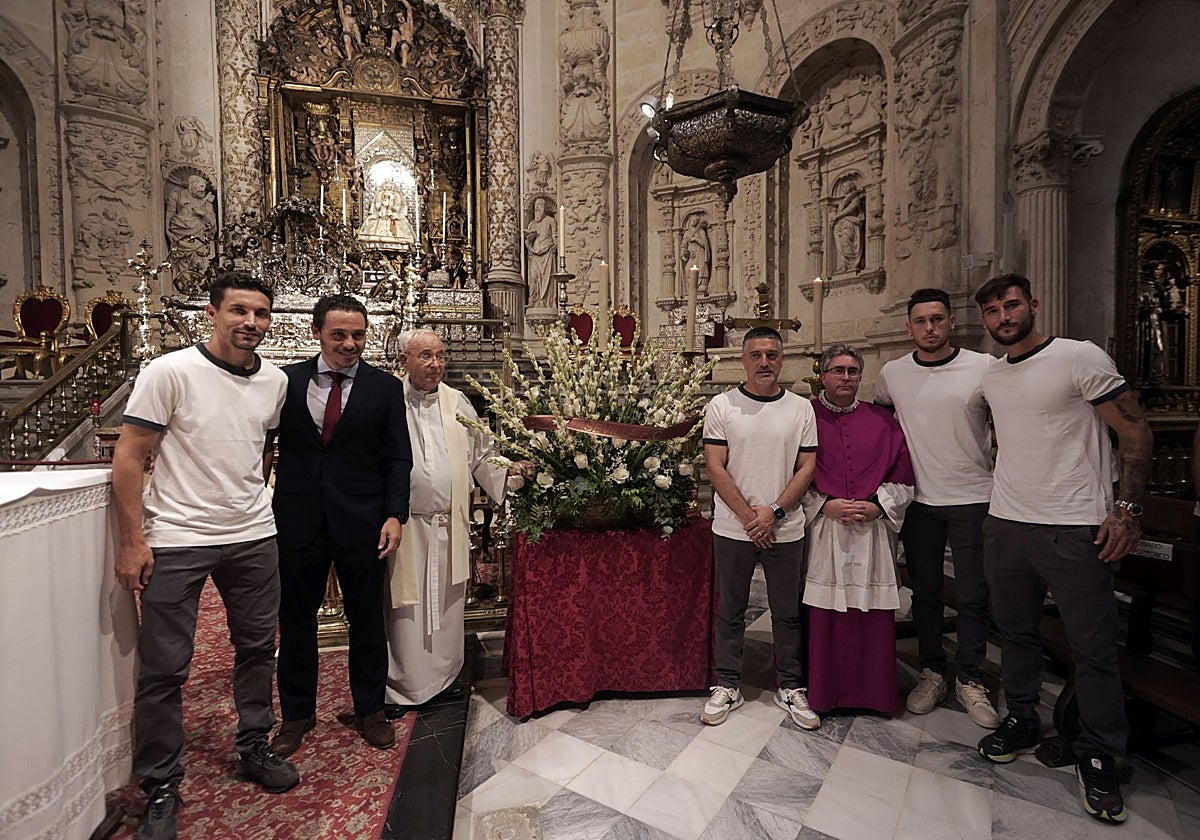 Los capitanes del Sevilla, García Pimienta, Del Nido Carrasco, el capellán del club y Marcelino Manzano