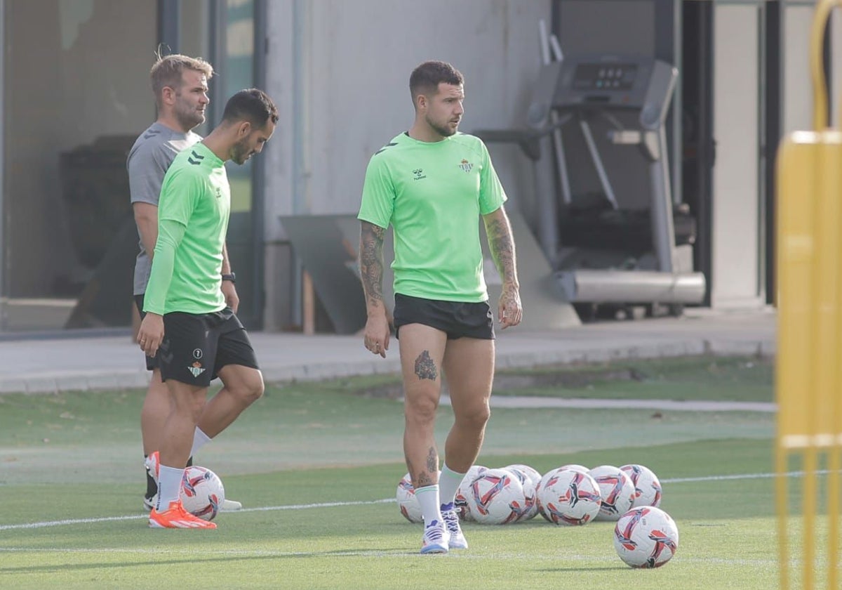 Juanmi y Aitor Ruibal, en la sesión de entrenamiento previa al Betis - Kryvbas de la Conference League