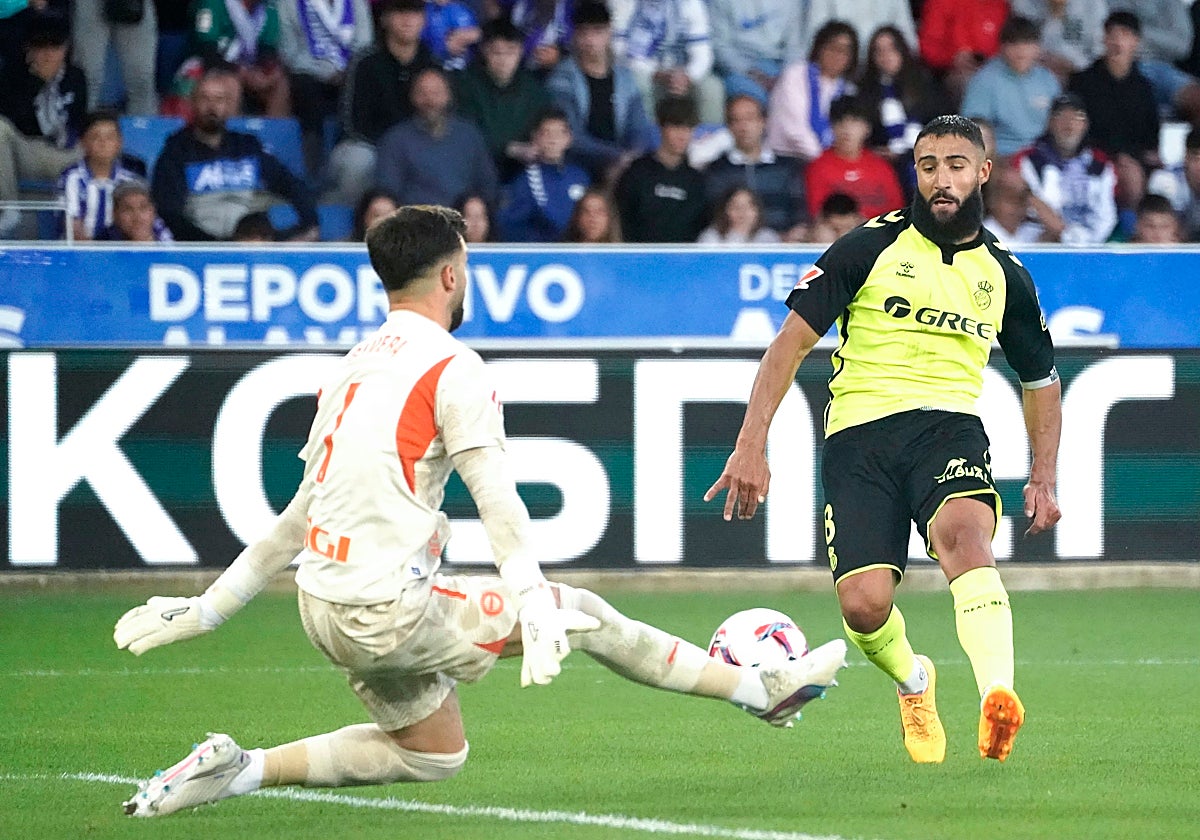 Nabil Fekir trata de superar a Sivera en el partido ante el Deportivo Alavés