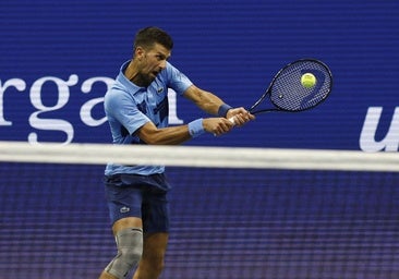 Djokovic avanza tras la retirada de Djere y supera a Federer en victorias en US Open