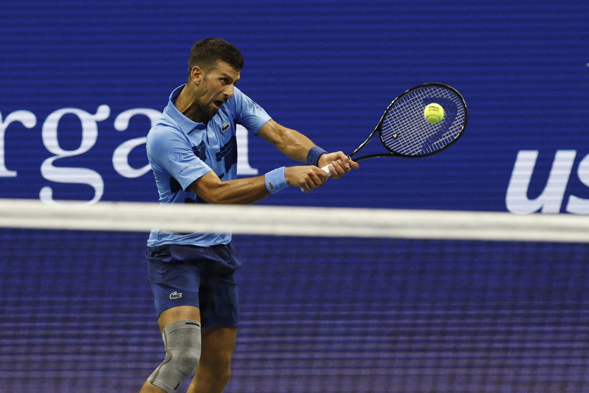 Novak Djokovic realizando un golpe de revés en el partido de segunda ronda del US Open