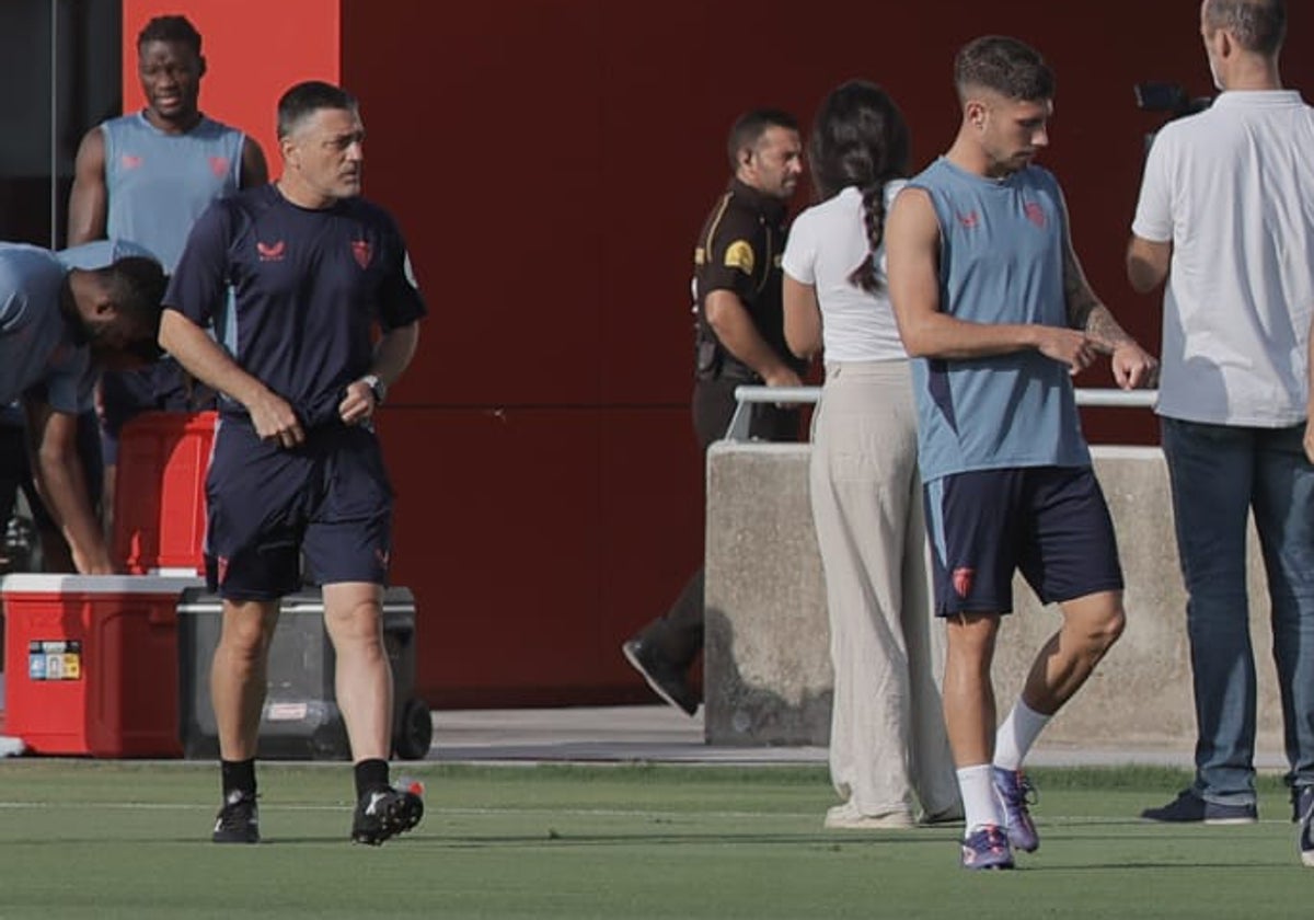 García Pimienta y José Ángel Carmona, durante el entrenamiento de este viernes