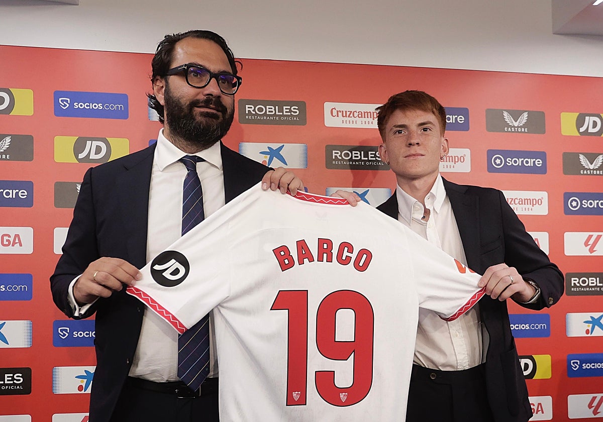 Orta posa con Barco en la presentación oficial del argentino como jugador del Sevilla
