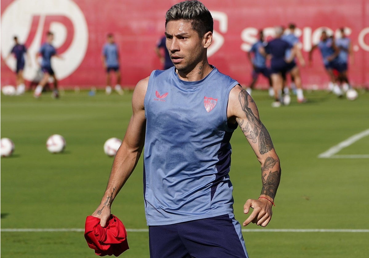 Gonzalo Montiel, durante un entrenamiento en la ciudad deportiva del Sevilla