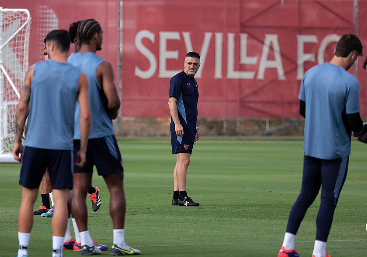 El técnico del Sevilla FC, García Pimienta, en el entrenamiento de este sábado
