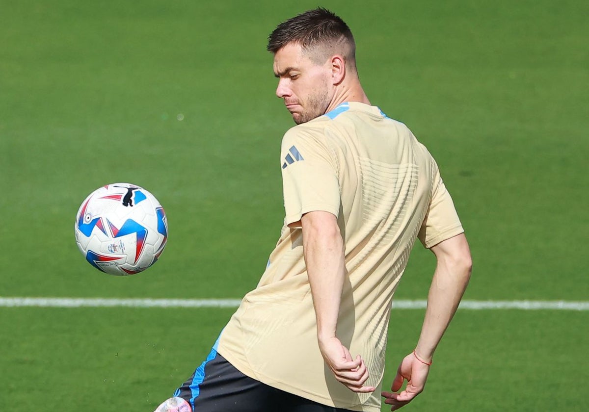 Giovani Lo Celso pelotea con un balón en un entrenamiento con la selección argentina