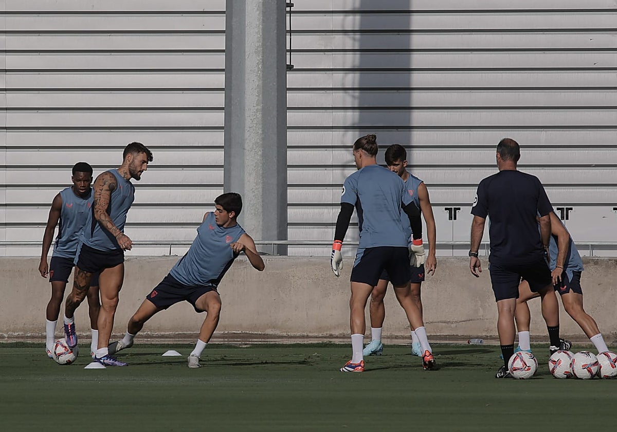 Varios futbolistas del Sevilla juegan a un rondo durante una sesión de entrenamiento en la ciudad deportiva