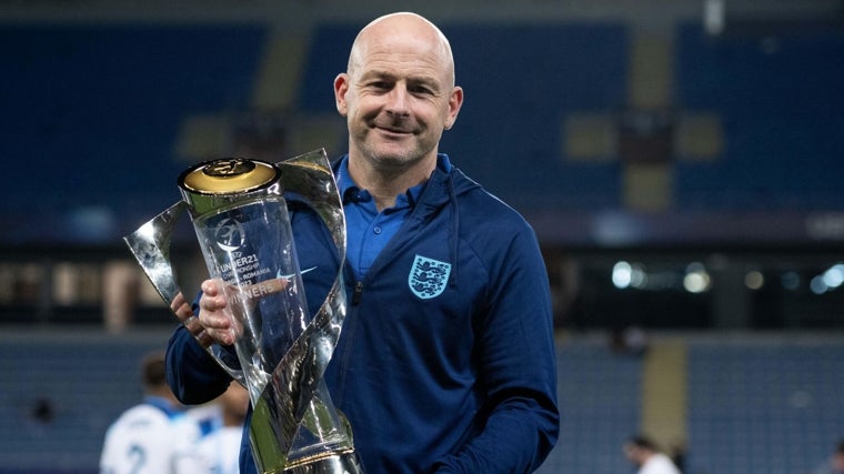 Lee Carsley con la Eurocopa sub-21 conquistada por Inglaterra en 2023