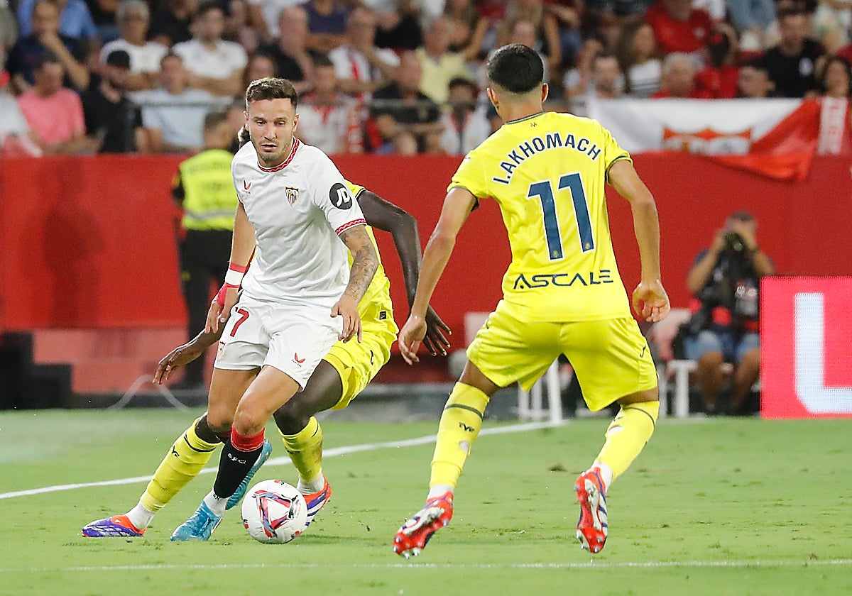 Saúl Ñíguez disputa un balón en el S´nchez-Pizjuán ante el Villarreal