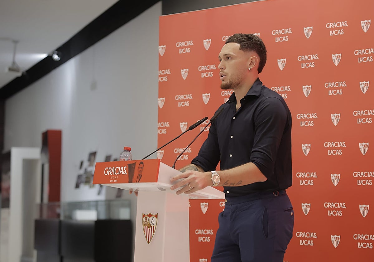 Lucas Ocampos, durante su despedida en el antepalco del Sánchez-Pizjuán