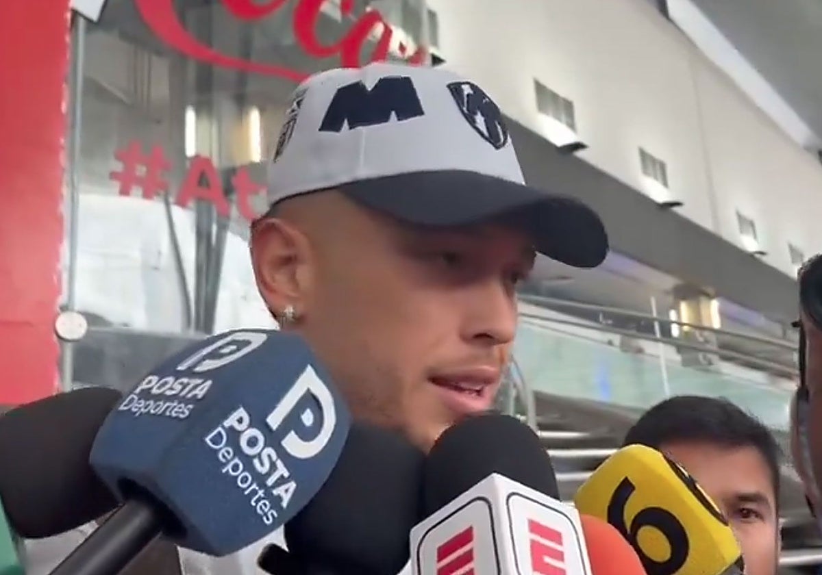 Lucas Ocampos atiende a los medios de comunicación a su llegada a Monterrey