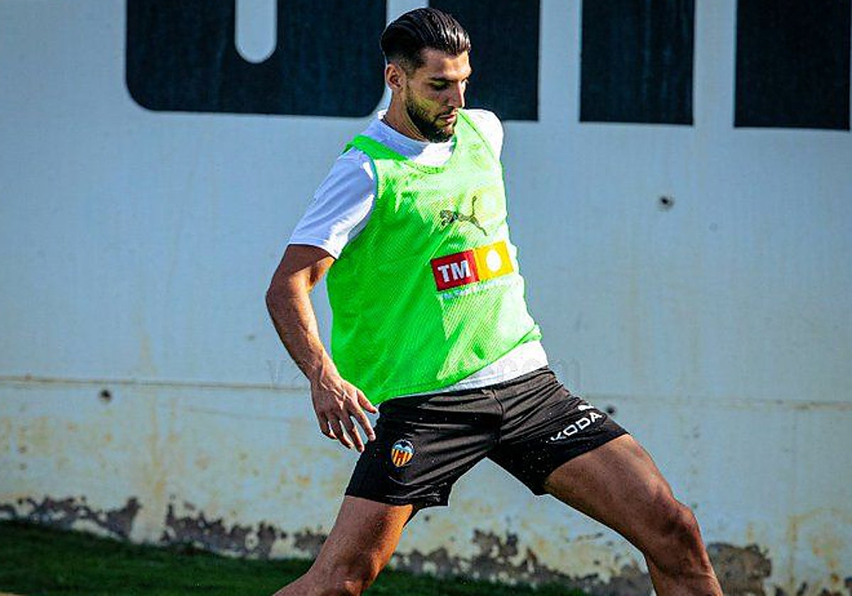 Rafa Mir, durante un entrenamiento reciente con el Valencia