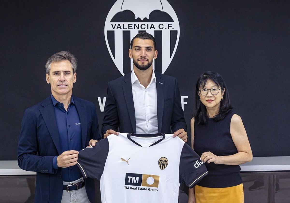 Rafa Mir posa con su camiseta del Valencia