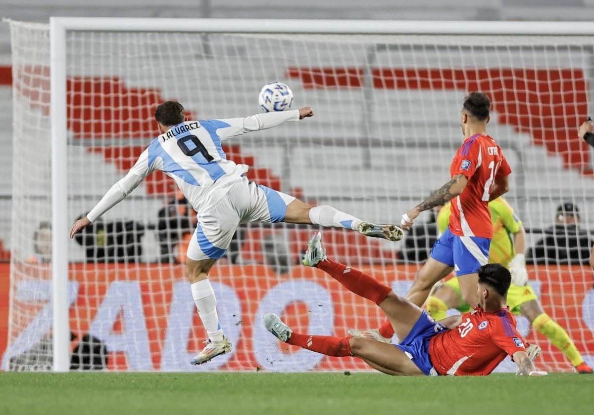 El tiro de Julián Álvarez ante Chile