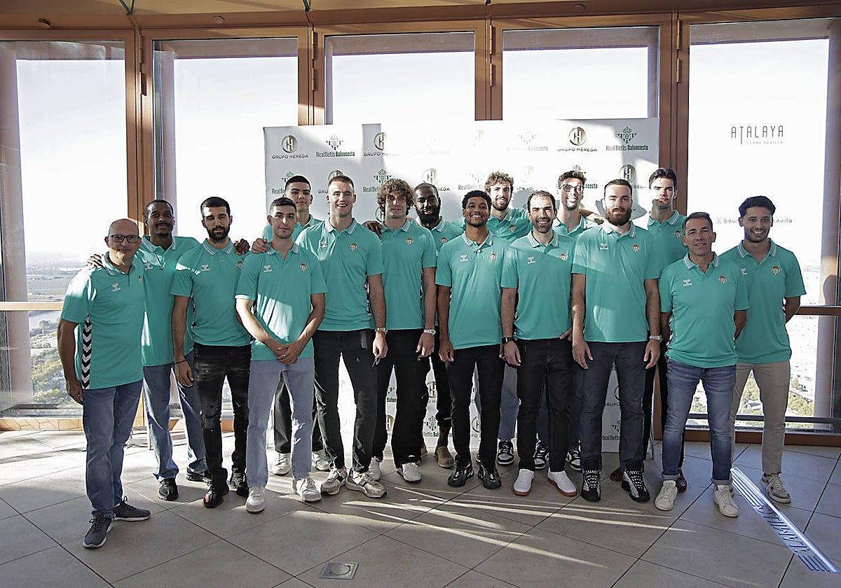 La plantilla del Betis Baloncesto, en el acto de presentación celebrado en Torre Sevilla