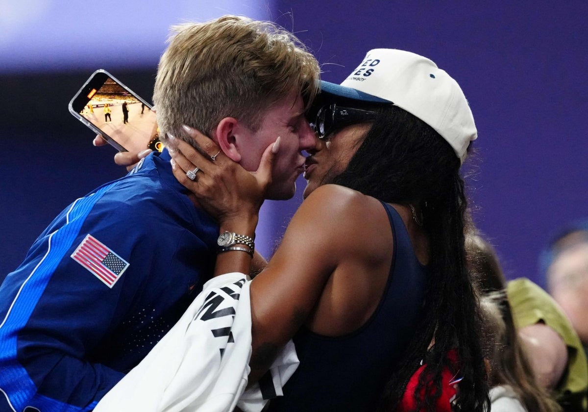 Hunter y Tara Woodhall celebran la medalla del atleta en los Juegos