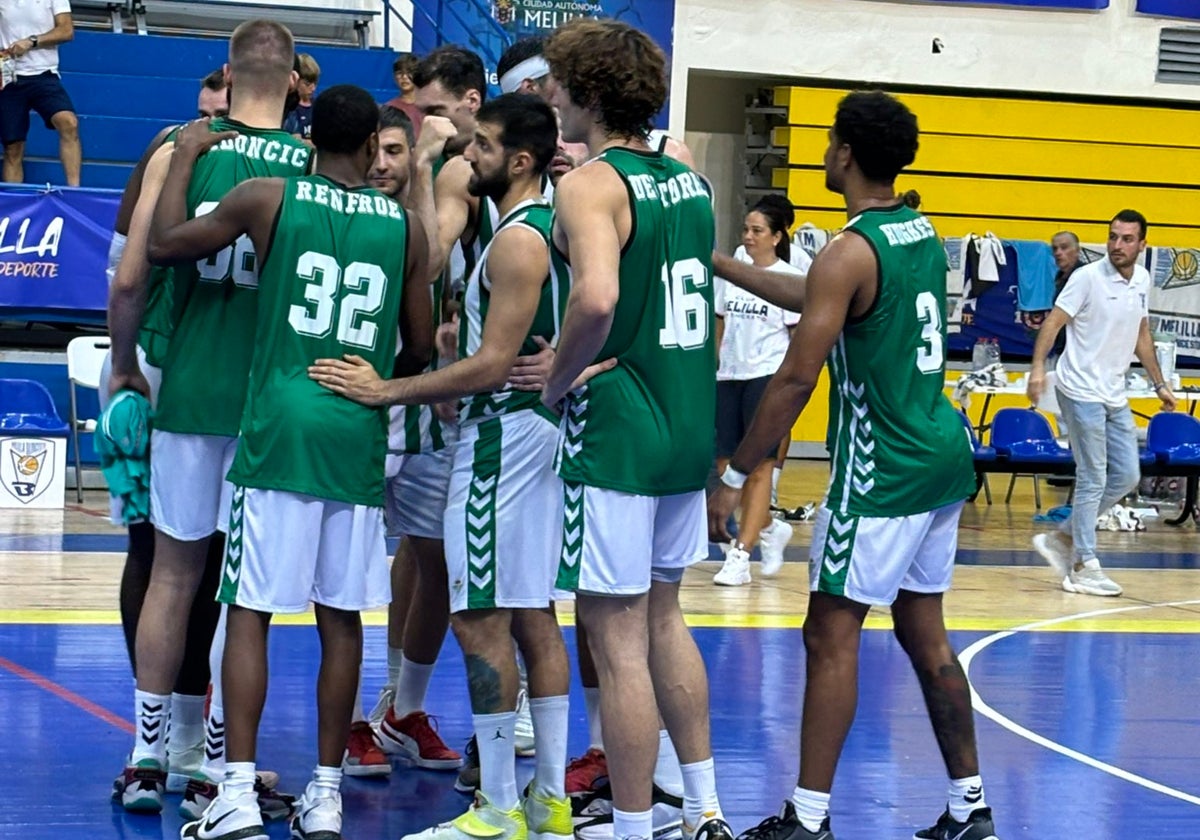 Los jugadores del Betis Baloncesto, celebrando la victoria en Melilla