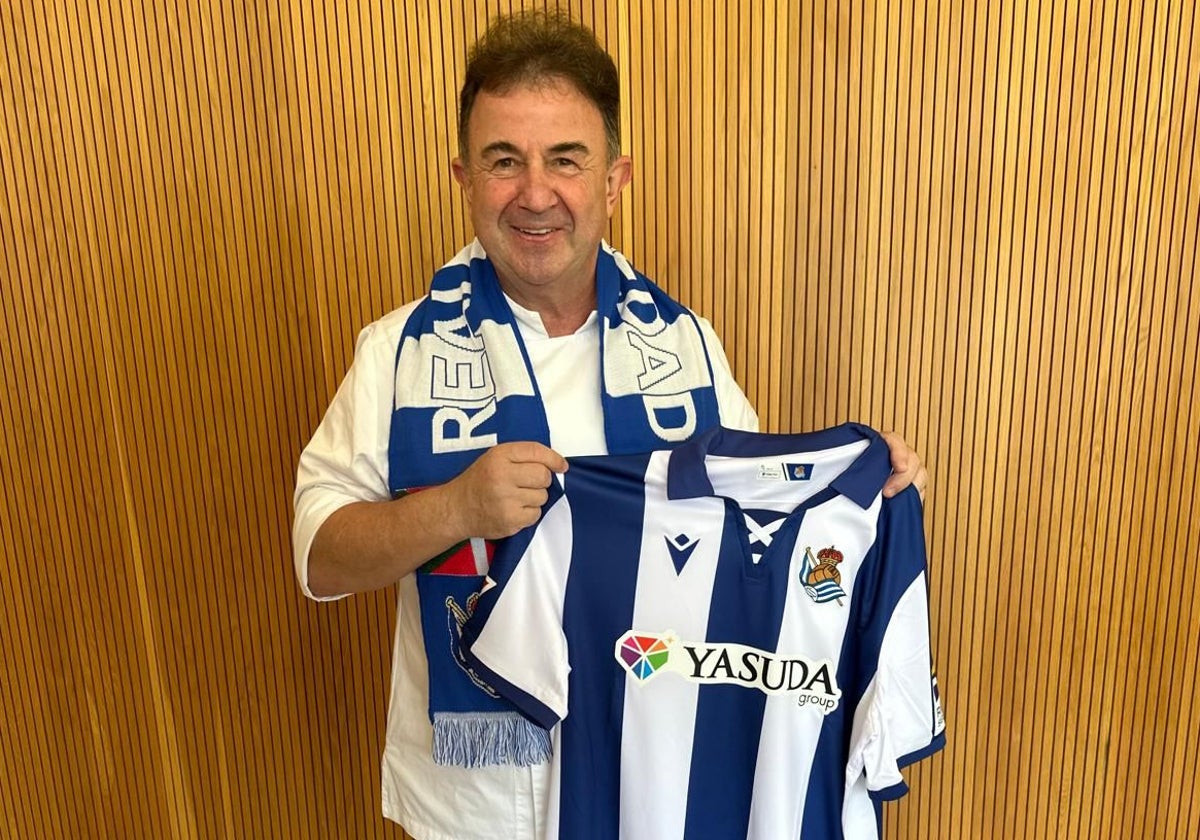 Martín Berasategui posa con la bufanda y la camiseta de la Real Sociedad