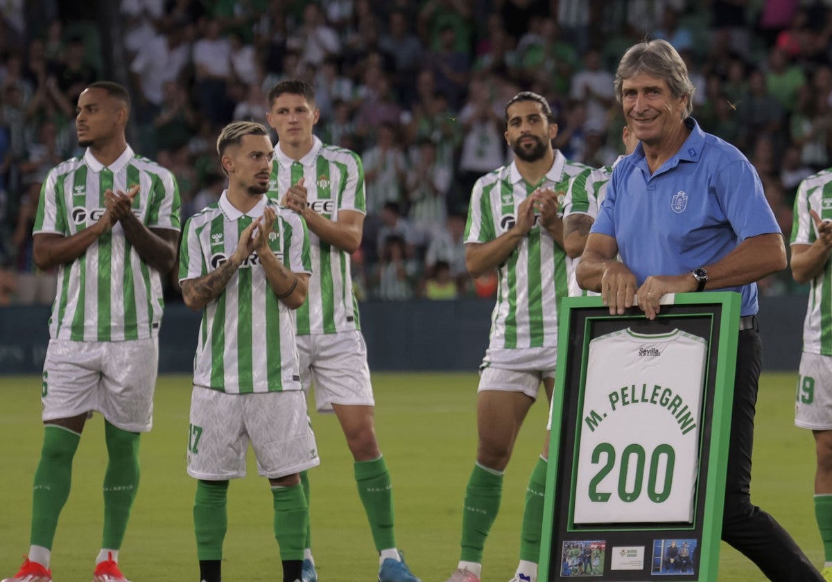 Manuel Pellegrini recibe el homenaje por sus 200 partidos como técnico del Betis