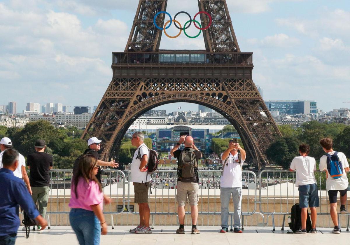 La Torre Eiffel, decorada con los aros de los Juegos Olímpicos