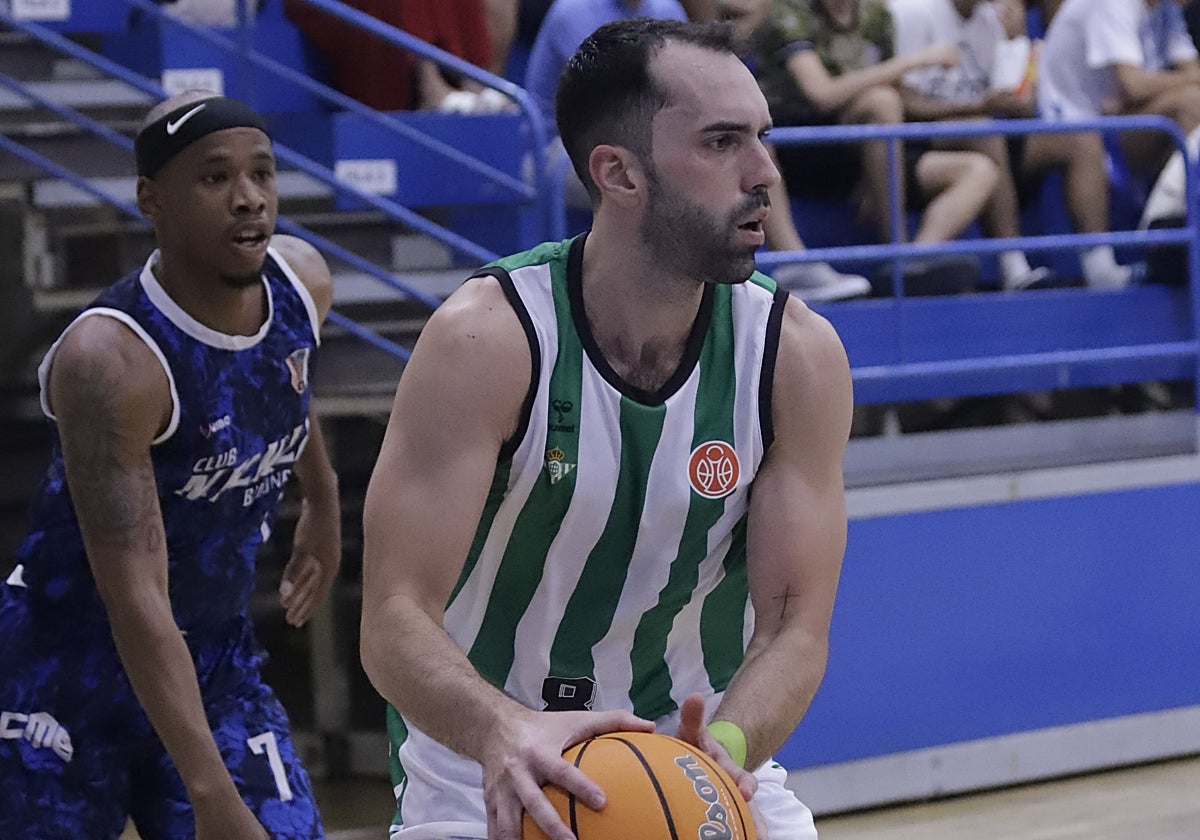 Benite, en una acción del partido del pasado sábado entre el Melilla Ciudad del Deporte y el Betis Baloncesto