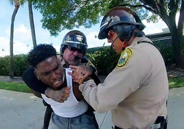 Polémica detención de una de las estrellas de la NFL cuando iba a jugar el primer partido de la temporada